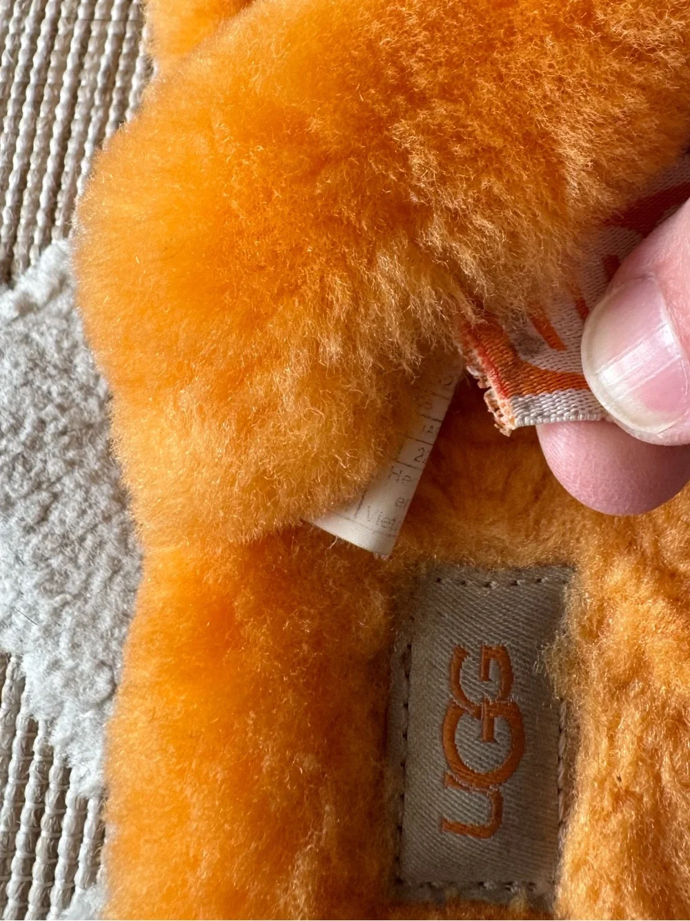 UGG Oh Yeah Fluff Slide Sandal - Orange Shearling Pre Owned Girls Size 4